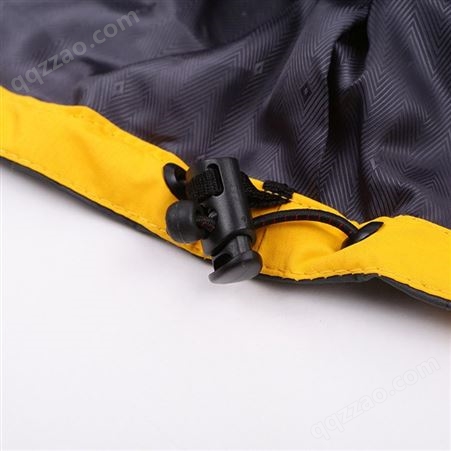 螺蛳湾冲锋衣批发 便携性 重量较轻 易于携带 个性化设计